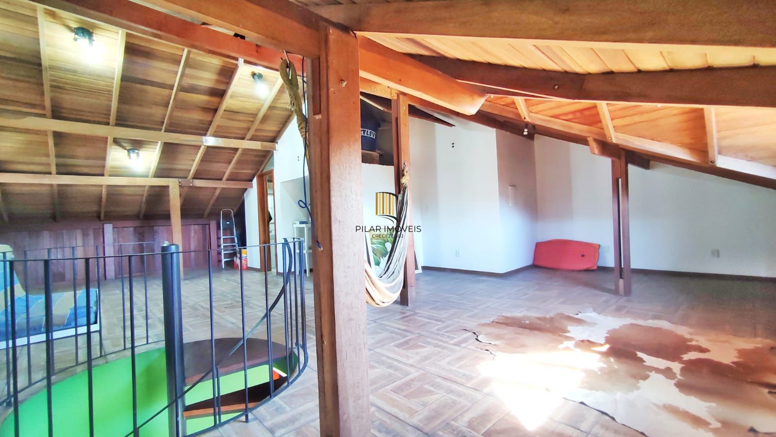 3 Dormitórios, sendo 1 Suíte Master •	Living com Dois Ambientes – no Bairro Alto Petrópolis – Amplo Terreno.