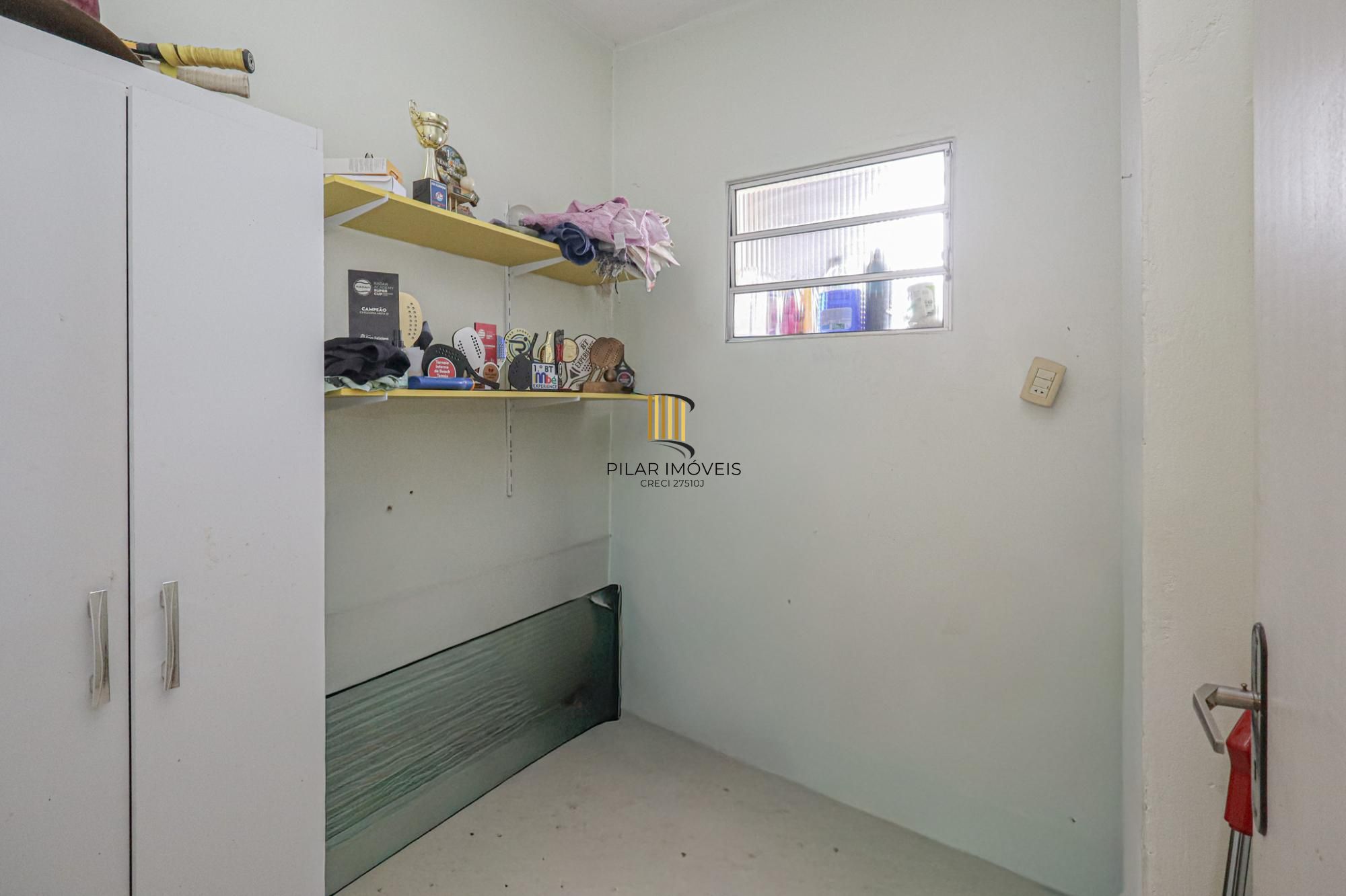 Com 2 quartos, 1 banheiro, opção do 2.º banheiro, e escritório,