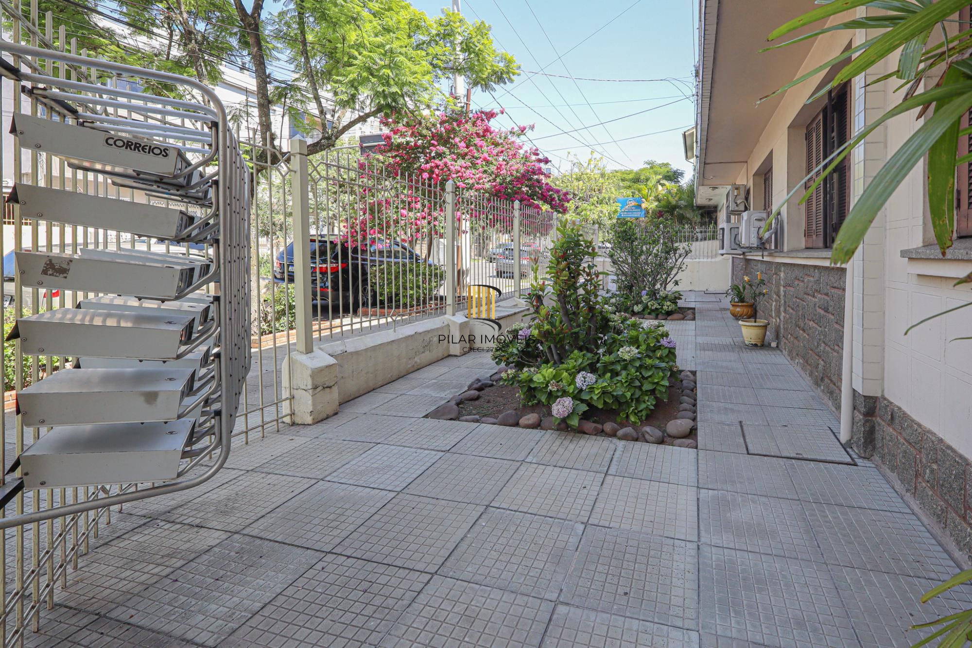 Com 2 quartos, 1 banheiro, opção do 2.º banheiro, e escritório,