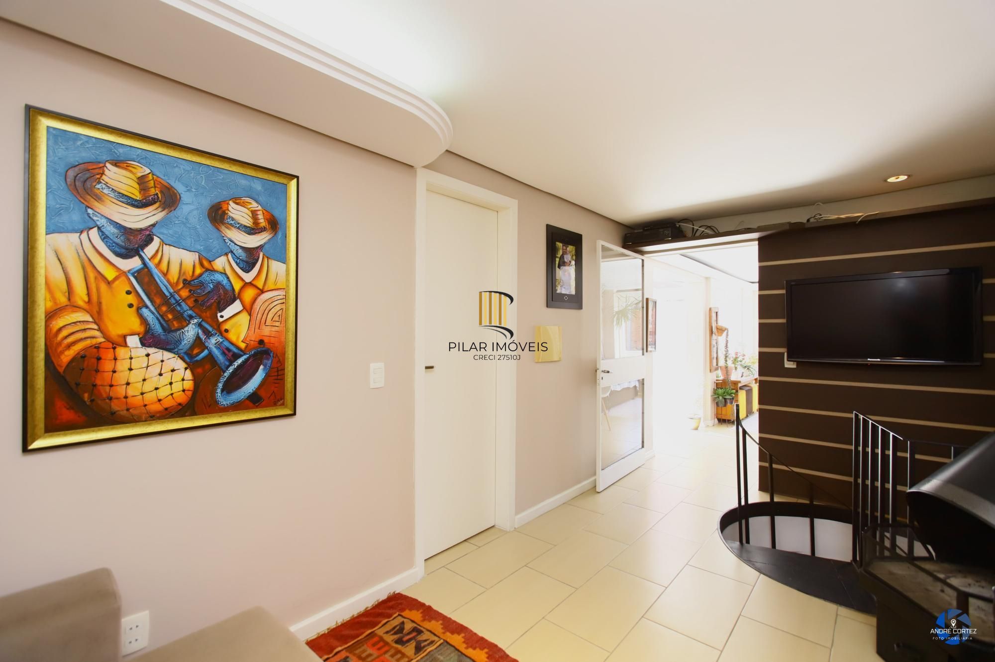 Vende cobertura: Piso inferior:  02 dormitórios, 02 banheiros, living 2 ambientes, cozinha americana.