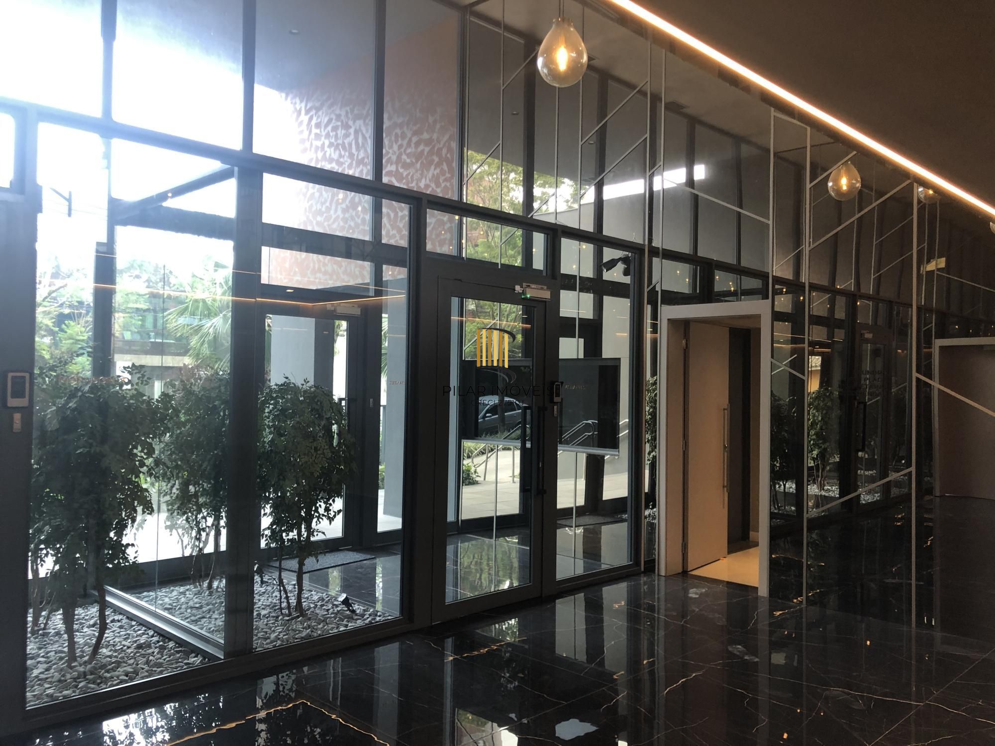 Apartamento desocupado e totalmente mobiliado com uma garagem