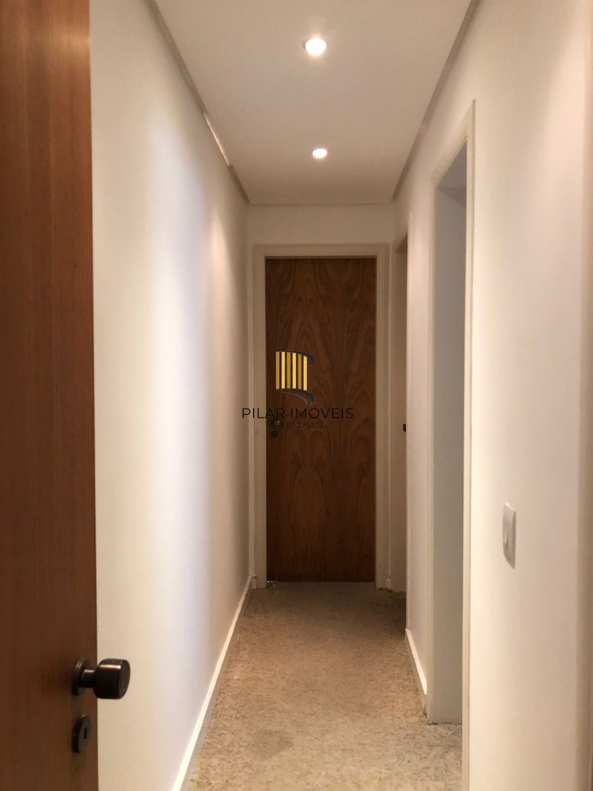 Vende ou aluga  no bairro Menino Deus, com garagem, apartamento de 03 dormitórios, suíte, living 02 ambientes, com sacada e churrasqueira