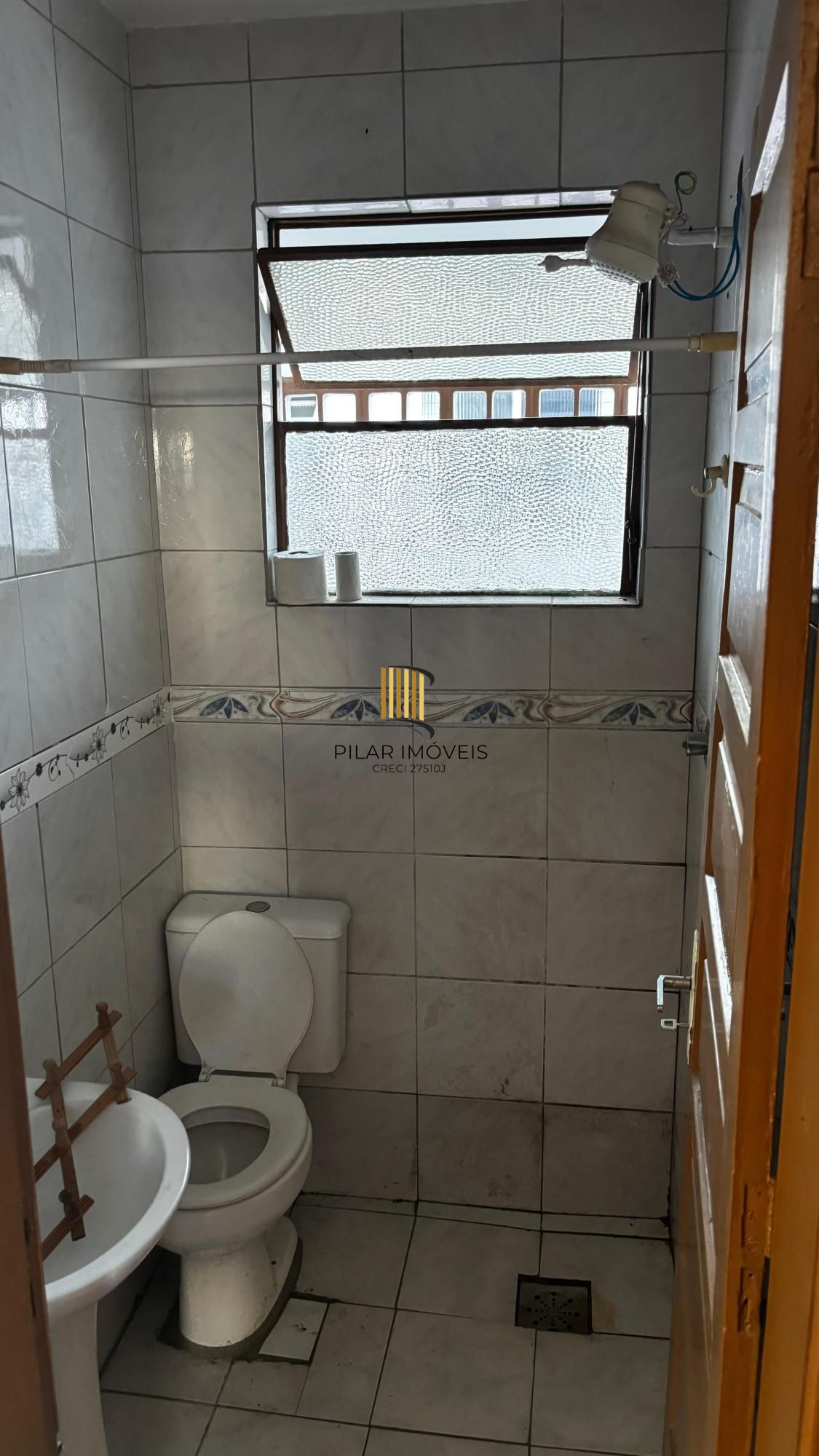 Apartamento desocupado, localizado no 4º andar, com 2 quartos