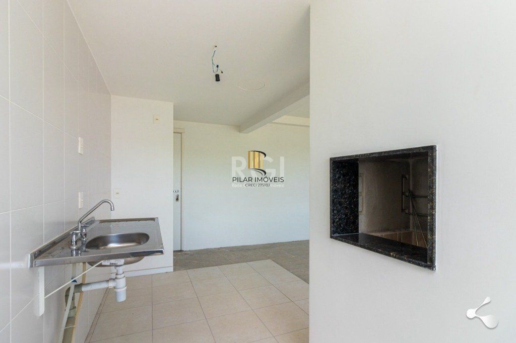 Vende apartamento no condomínio New Life, com garagem coberta, nunca habitado, super arejado, 03 dormitórios, living para dois ambientes, banheiro social, cozinha com churrasqueira e área de serviço.
