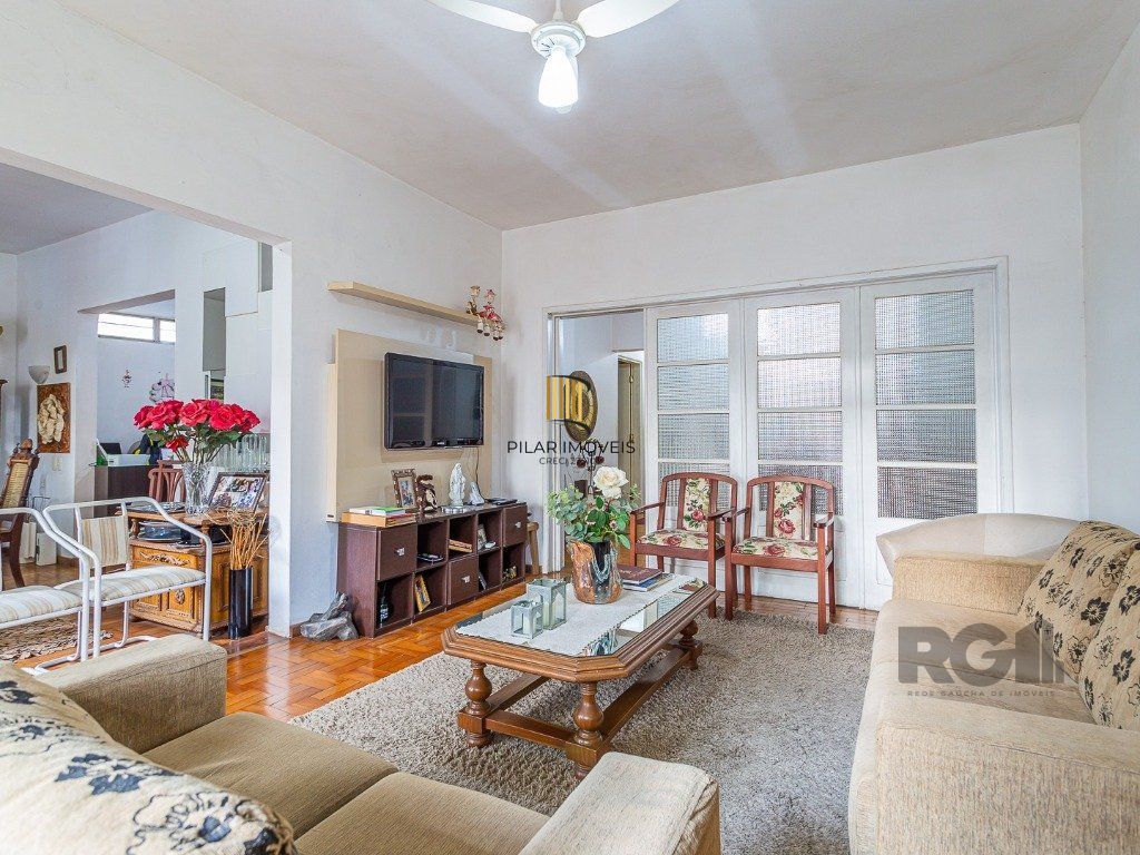casa  com 3 quartos, 2 banheiros e vaga de garagem,
