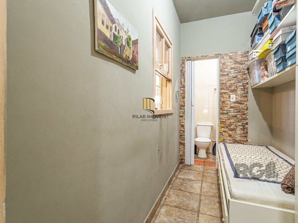 casa  com 3 quartos, 2 banheiros e vaga de garagem,