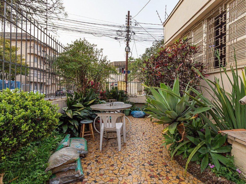 casa  com 3 quartos, 2 banheiros e vaga de garagem,