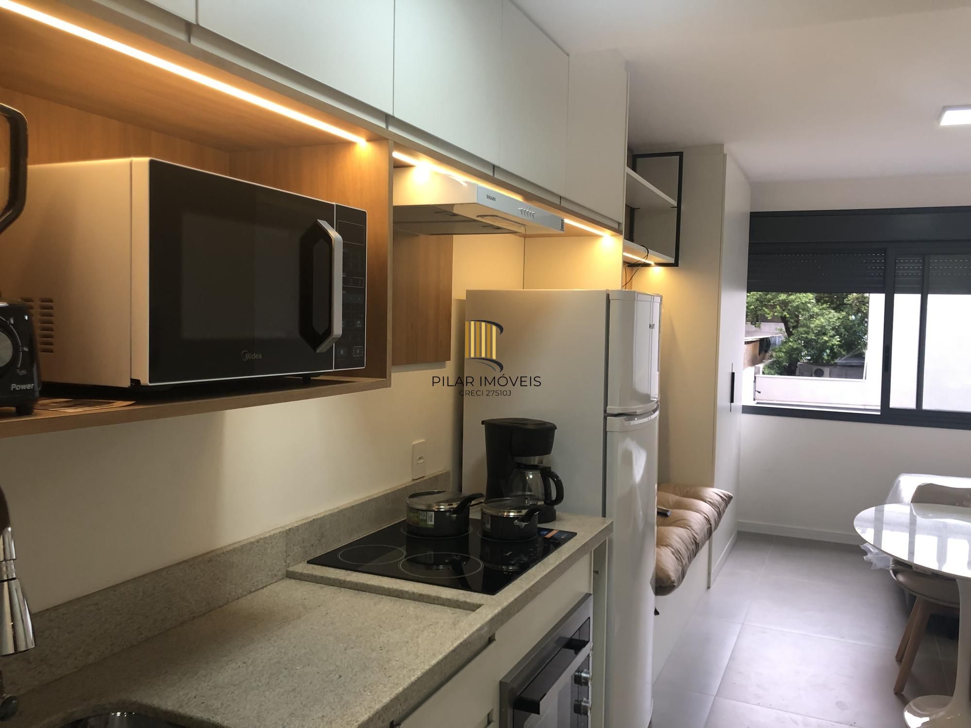 Apartamento desocupado e totalmente mobiliado com uma garagem