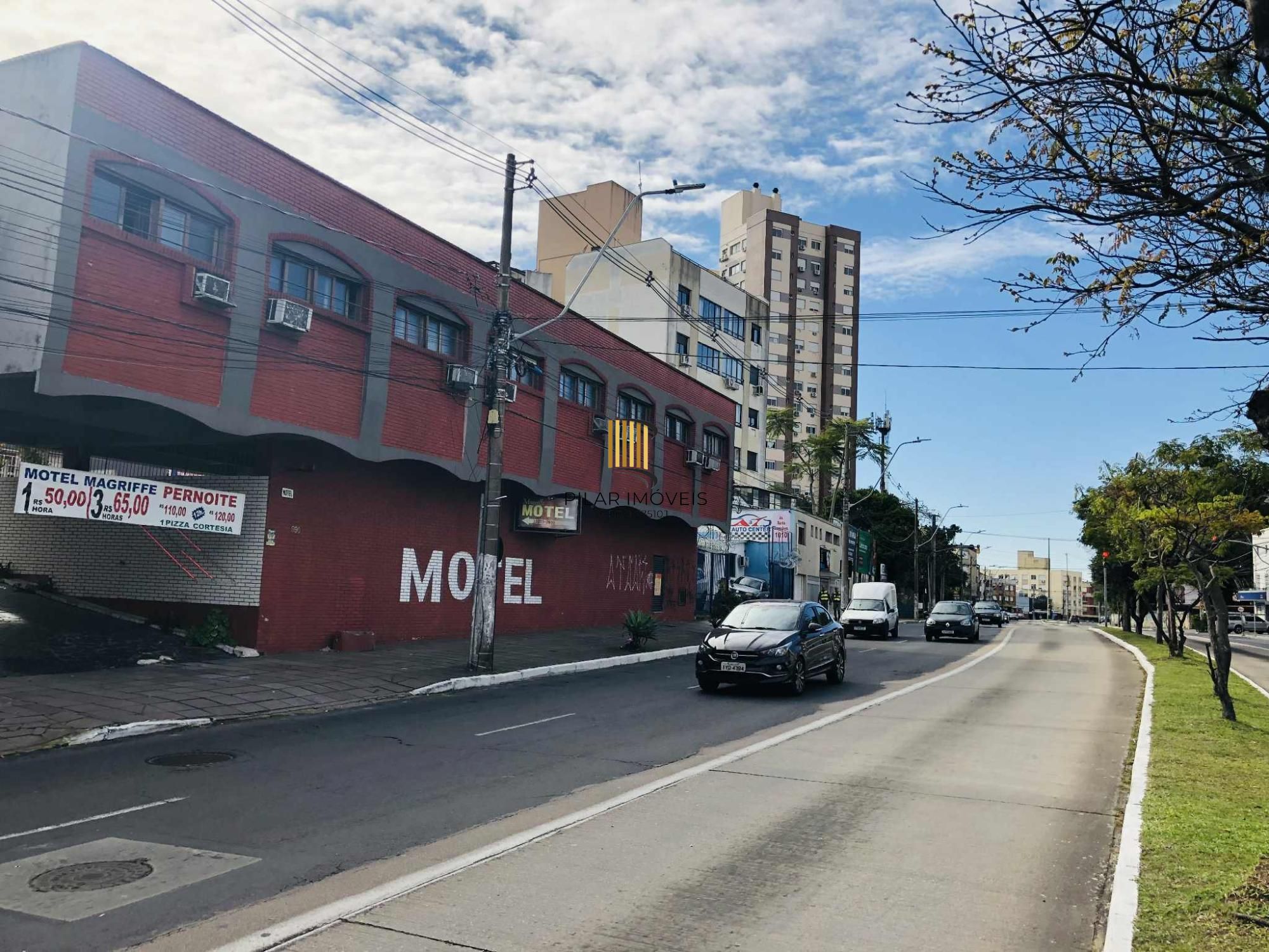 Vende terreno  pronto para construir, esta é a sua chance! Localizado na Avenida Bento Gonçalves, Porto Alegre/RS, terreno que mede 22m² de testada, com frente a fundos de 58m², com fundos para Gomes Jardim.
