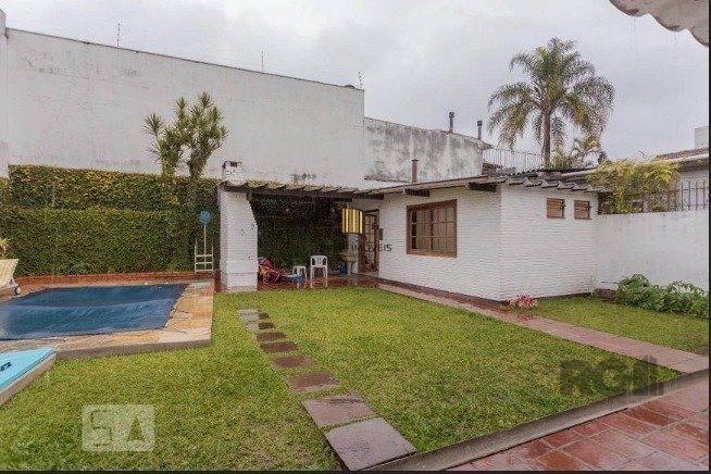 Casa com 04 dormitórios no Bairro Chacara das Pedras Porto Alegre