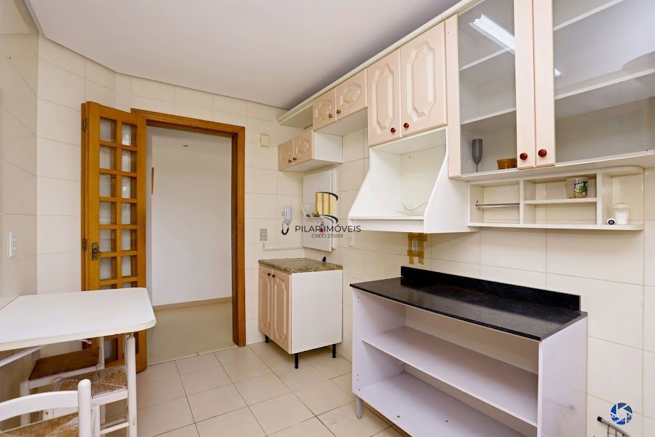 Apartamento semi mobiliado com churrasqueira e 02 garagens no Menino Deus em Porto Alegre