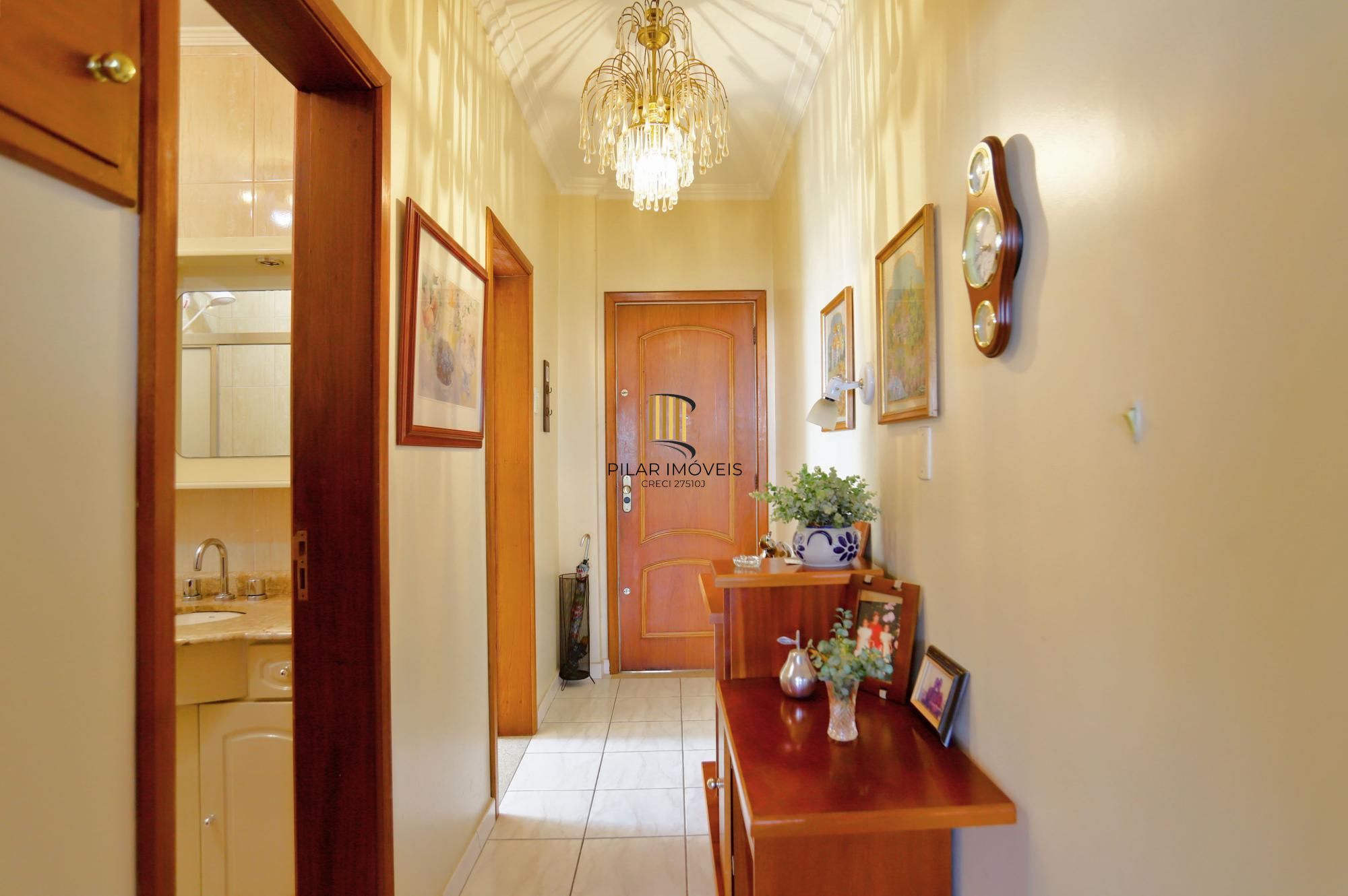 Apartamento super iluminado e arejado,  com hall de entrada , living amplo com 02 ambientes , 02 dormitórios, sendo uma suíte , banheiro  social com ventilação externa e cozinha mobiliada