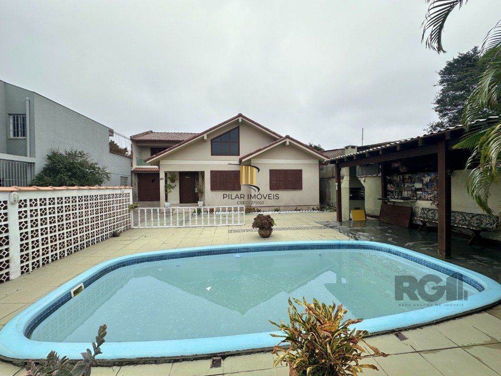 Casa 3 dormitórios no bairro Igara