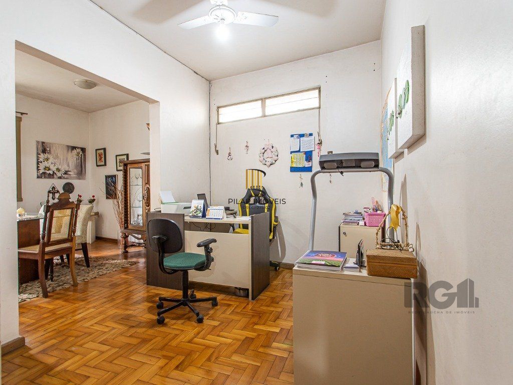 casa  com 3 quartos, 2 banheiros e vaga de garagem,