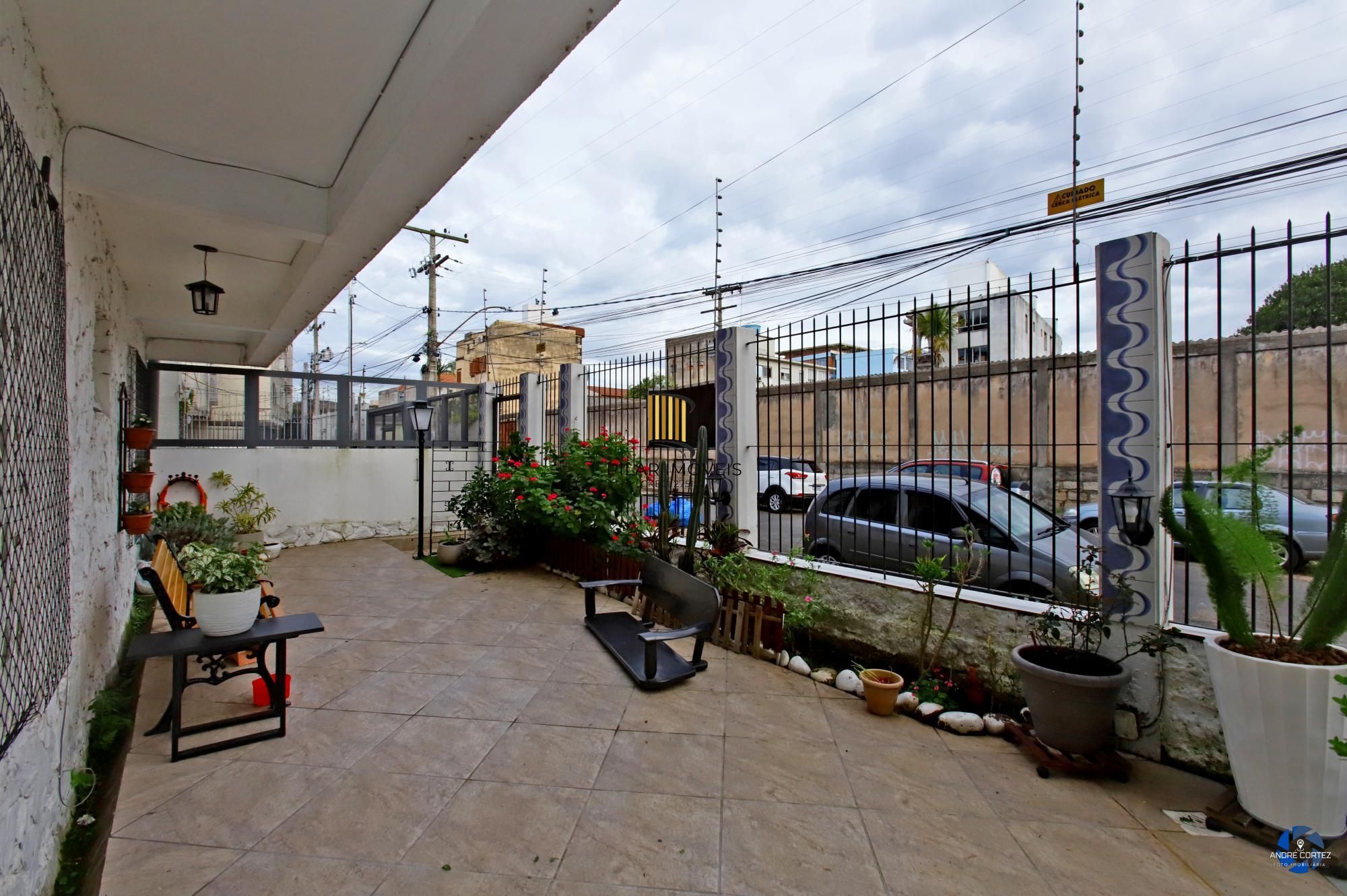 Apartamento térreo , tipo casa, área externa com churrasqueira , 02 dormitórios.