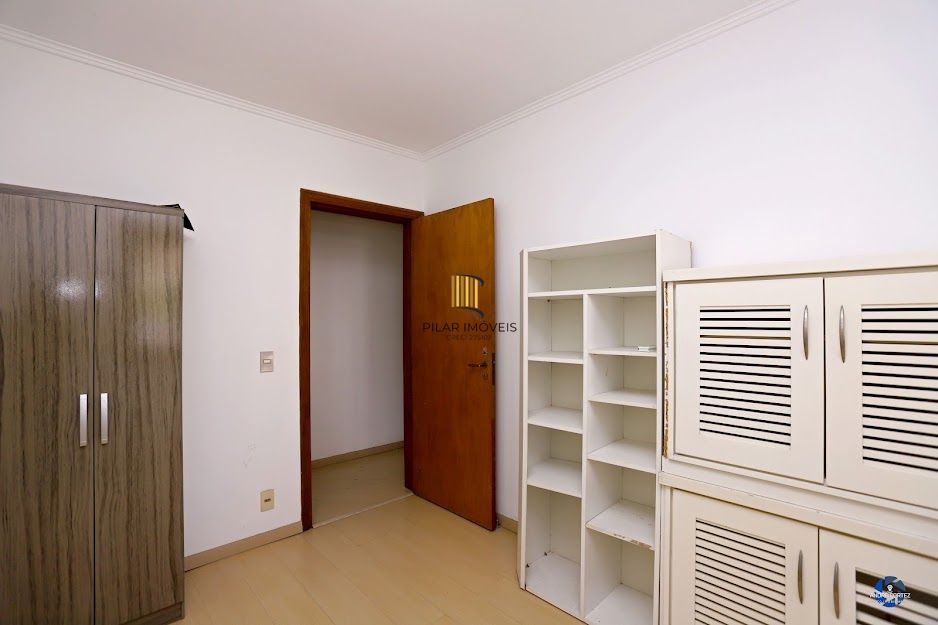 Apartamento semi mobiliado com churrasqueira e 02 garagens no Menino Deus em Porto Alegre
