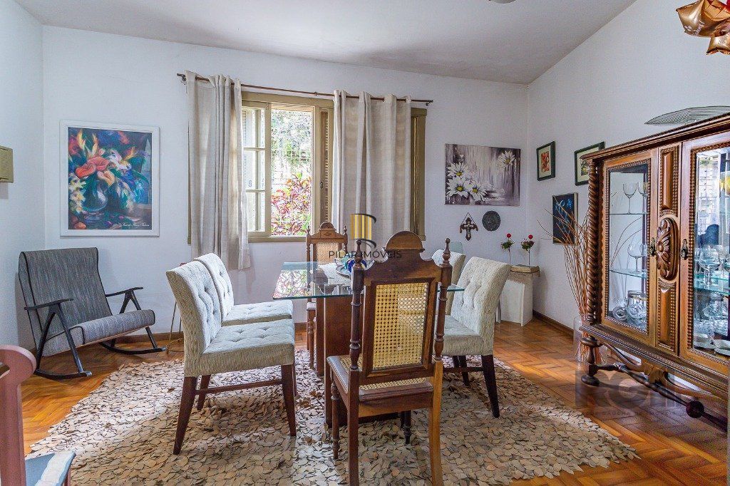 casa  com 3 quartos, 2 banheiros e vaga de garagem,