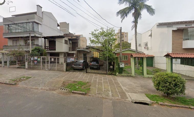 terreno com casa pequena