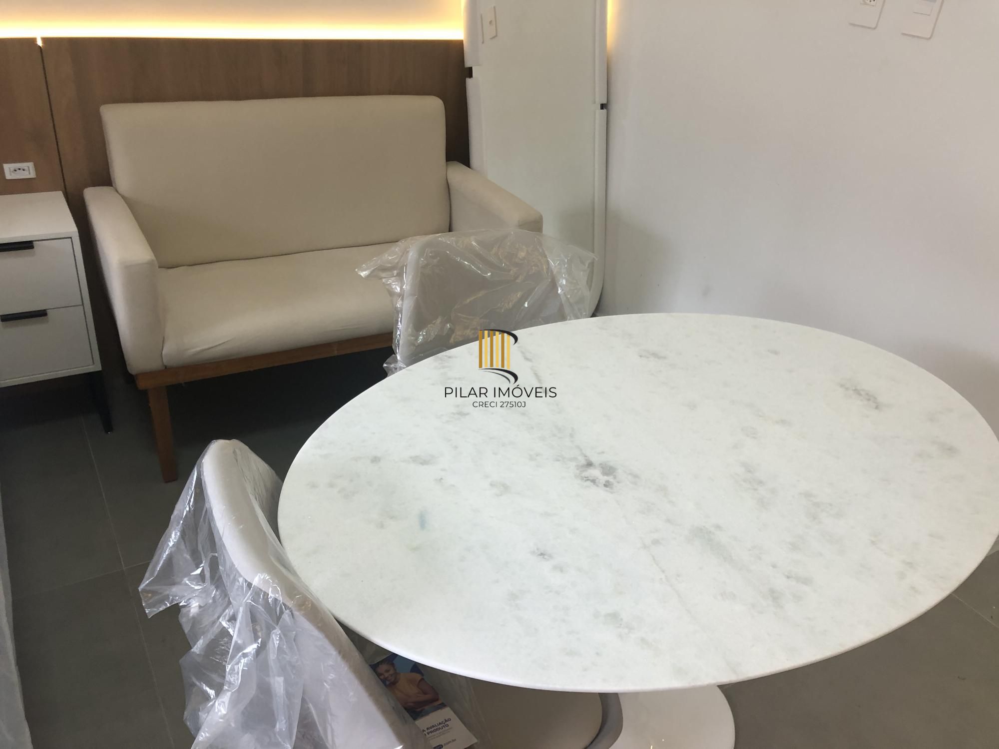 Apartamento desocupado e totalmente mobiliado com uma garagem