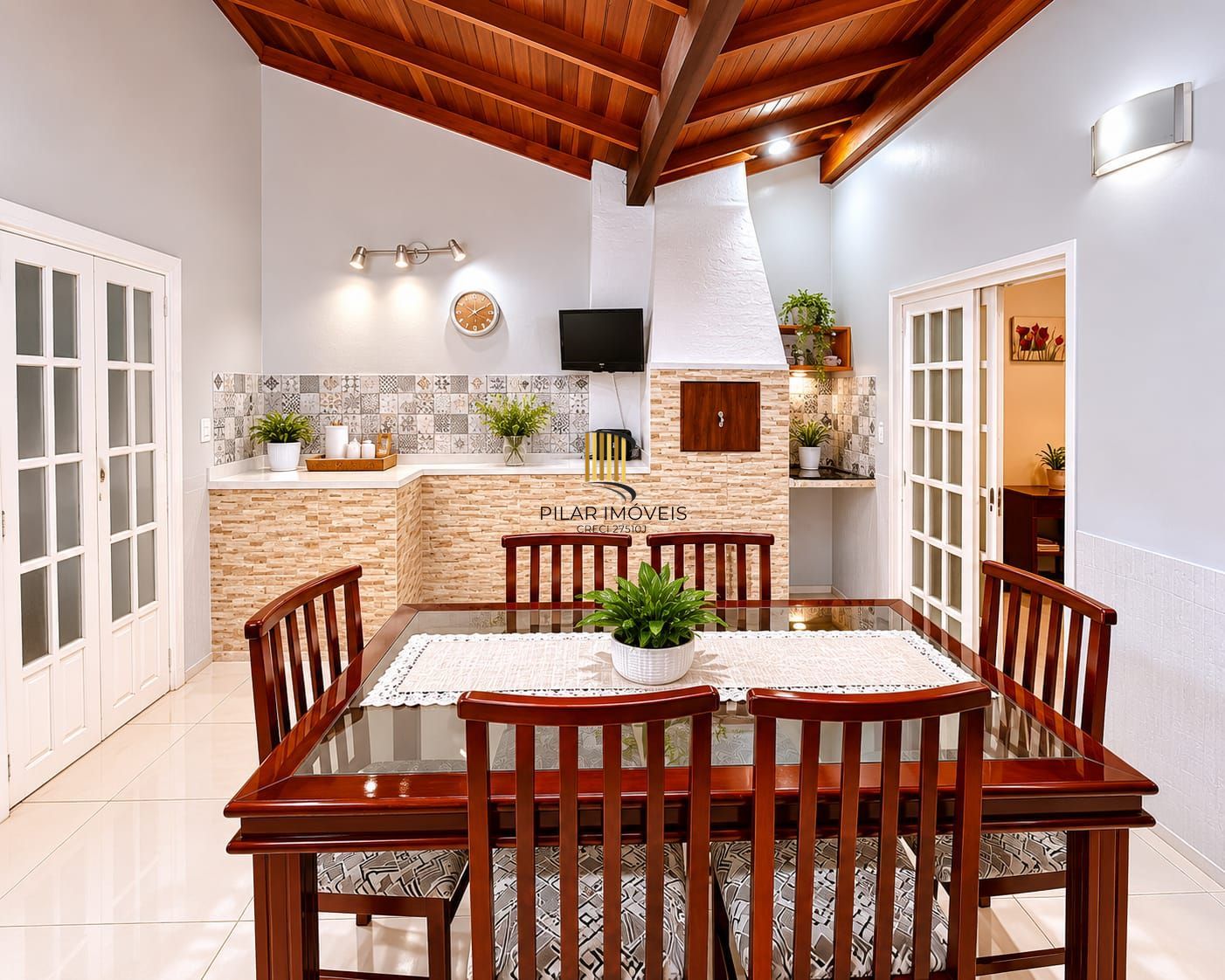 Casa 03 dormitórios no bairro Guarujá em Porto Alegre