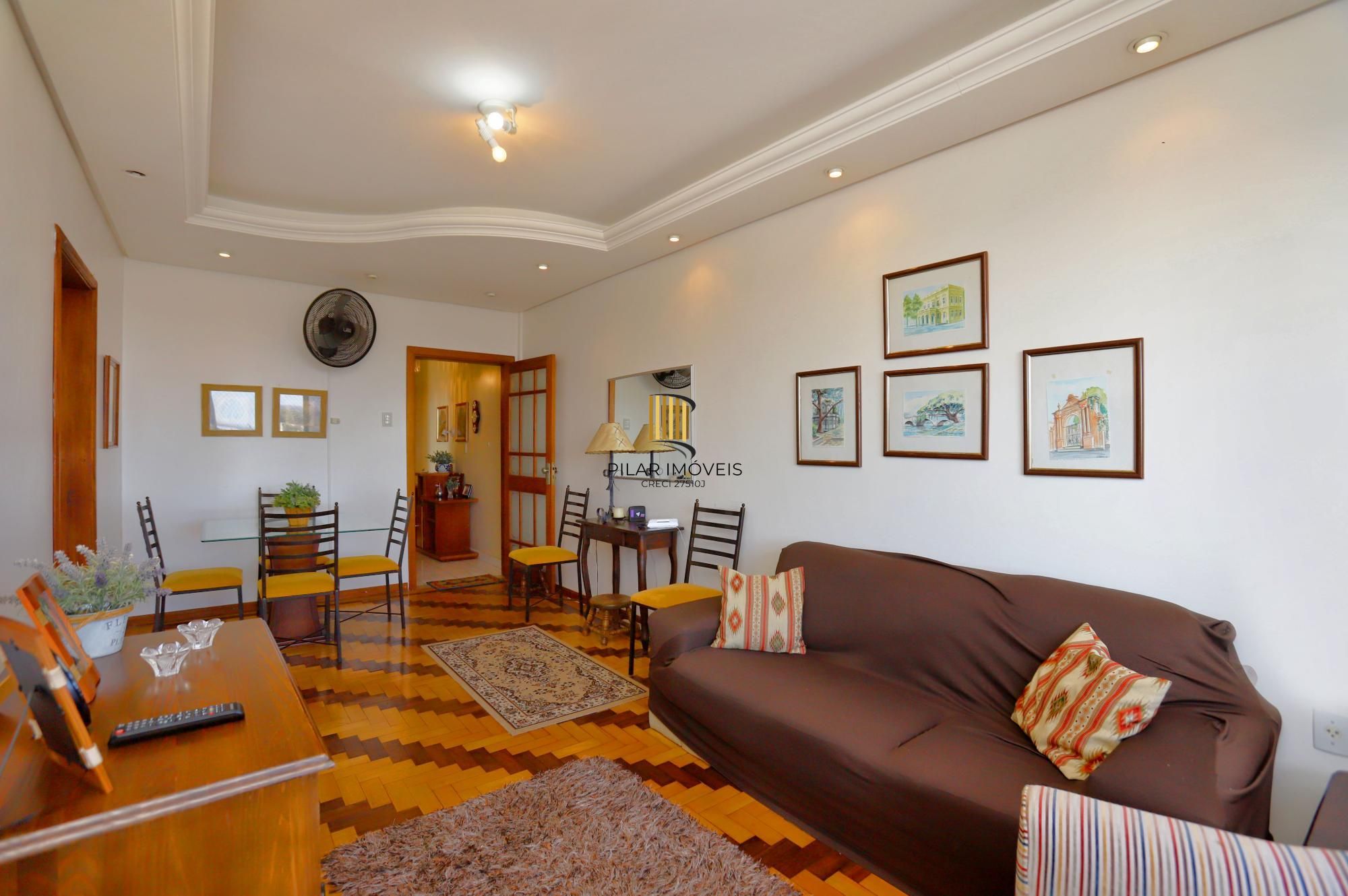 Apartamento super iluminado e arejado,  com hall de entrada , living amplo com 02 ambientes , 02 dormitórios, sendo uma suíte , banheiro  social com ventilação externa e cozinha mobiliada