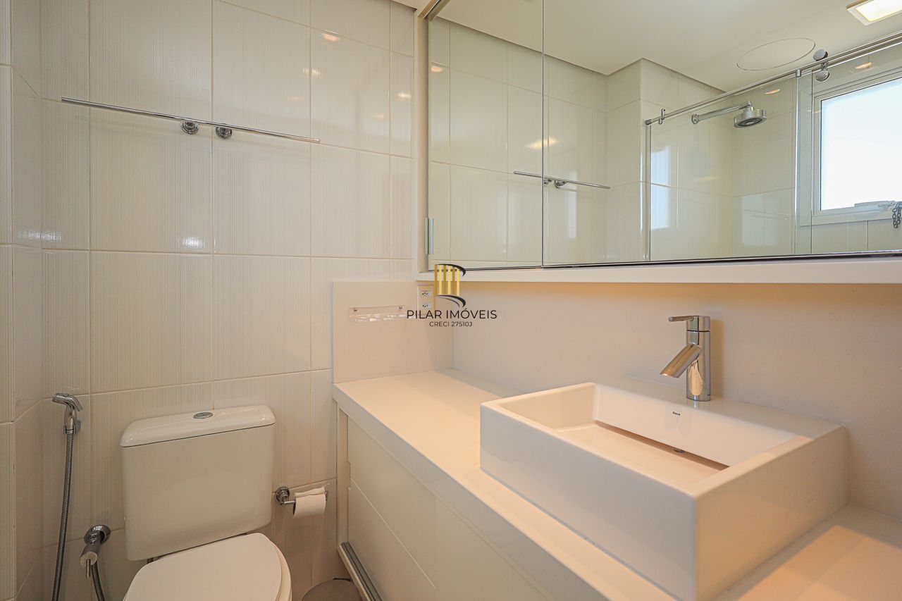 Apartamento de 3 quartos, 3 suítes, com 02 garagens individuais no Bairro Petrópolis, próximo a Encol.