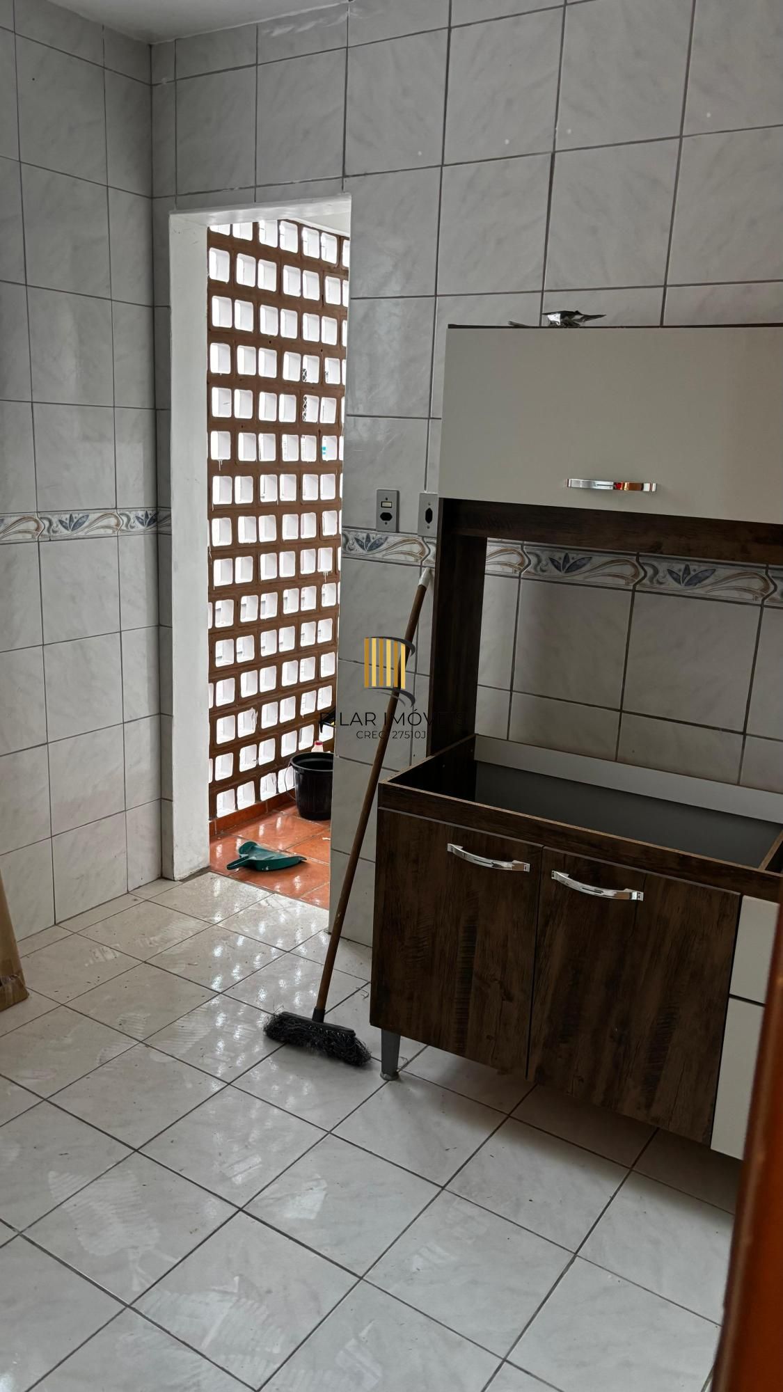 Apartamento desocupado, localizado no 4º andar, com 2 quartos