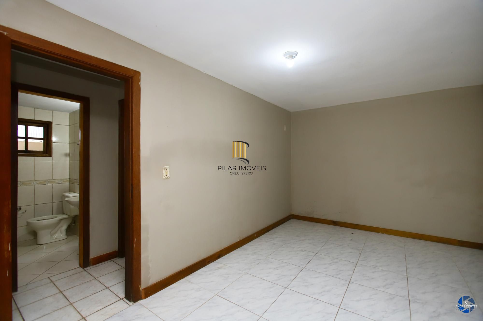 Apartamento térreo , tipo casa, área externa com churrasqueira , 02 dormitórios.