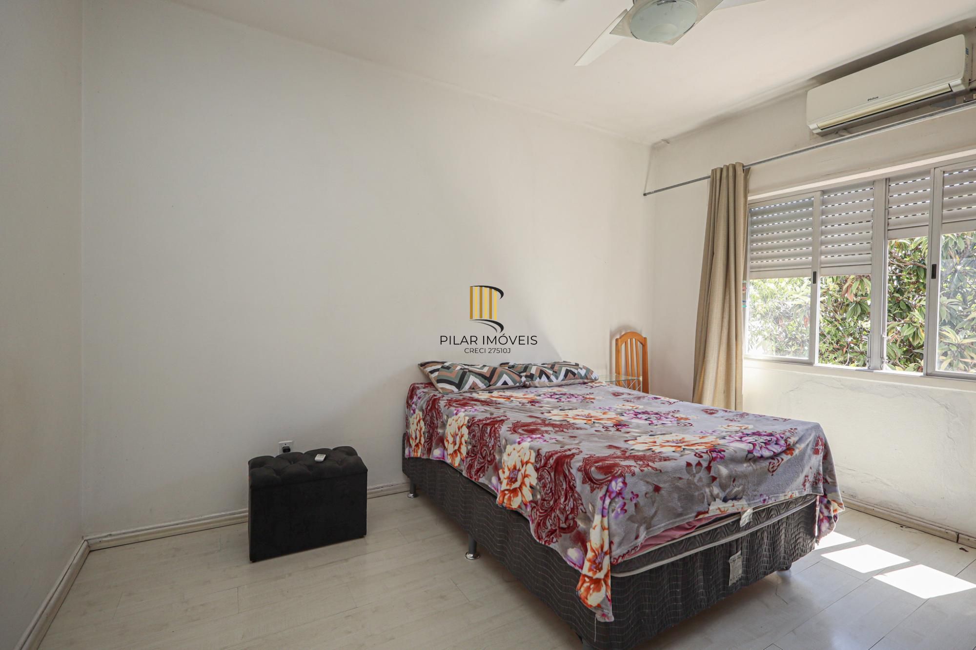 Com 2 quartos, 1 banheiro, opção do 2.º banheiro, e escritório,