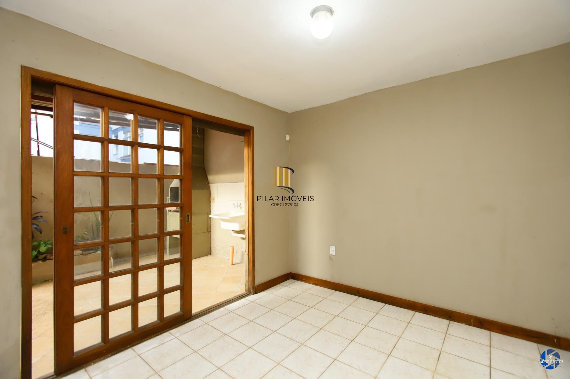 Apartamento térreo , tipo casa, área externa com churrasqueira , 02 dormitórios.