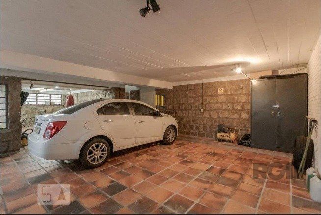Casa com 04 dormitórios no Bairro Chacara das Pedras Porto Alegre