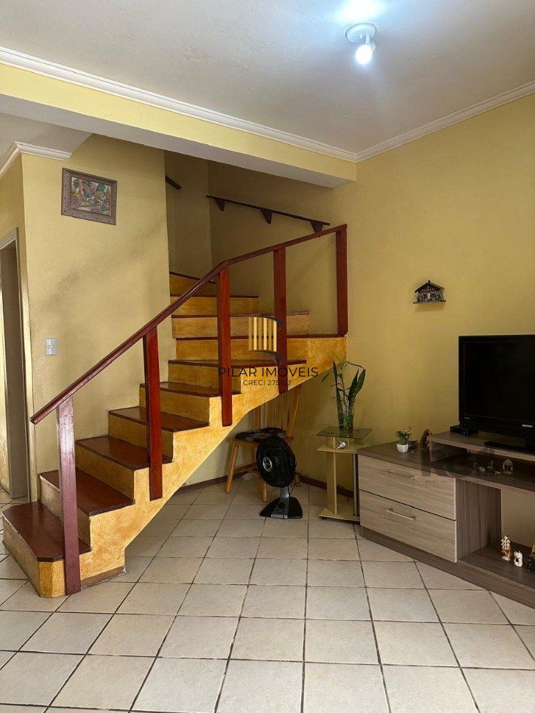 sobrado com 02 dormitórios, living, lavabo, banheiro social,  cozinha com área de serviço e pateo.