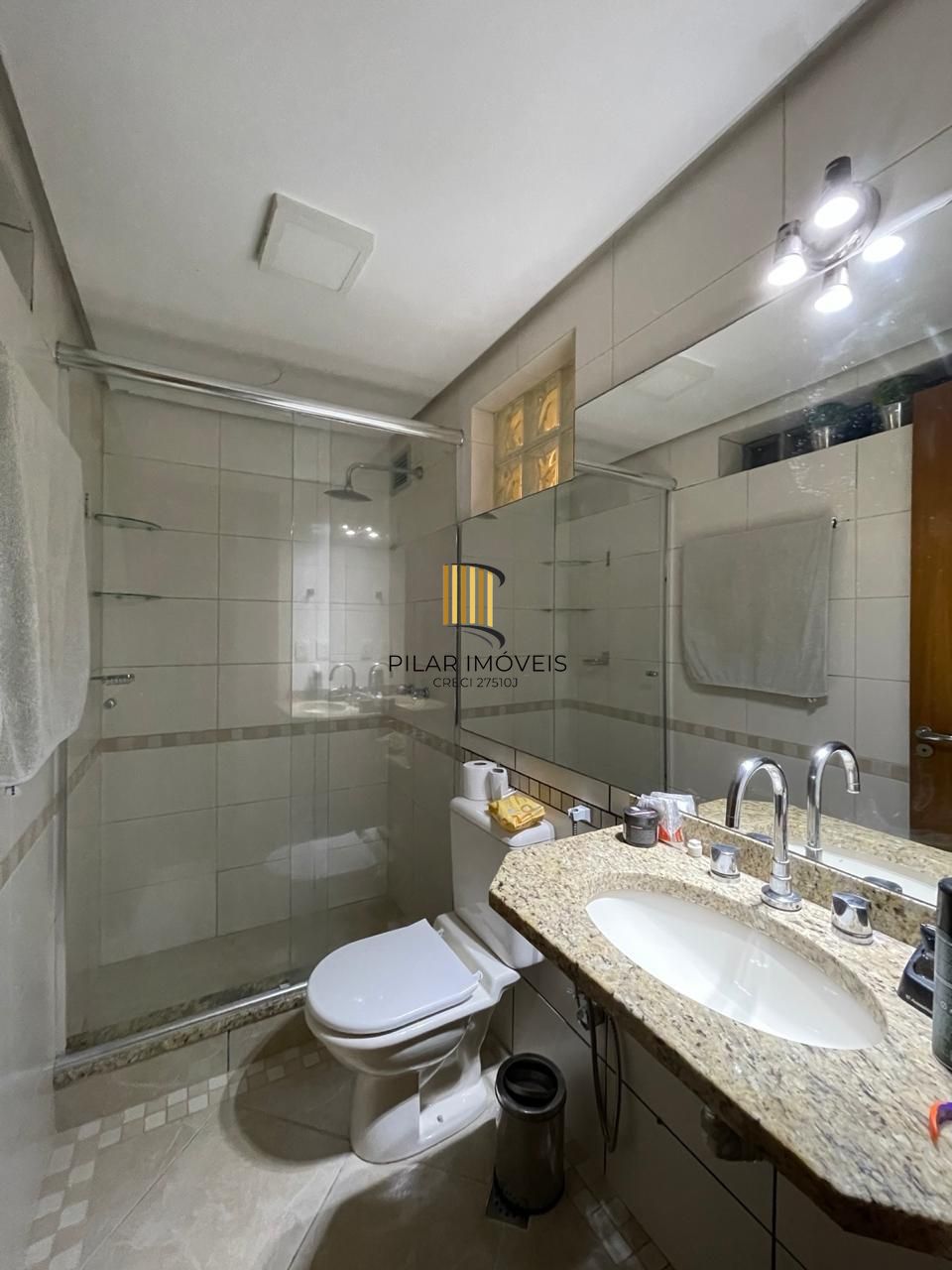 Apartamento, 2 Dormitórios, 2 Banheiros, 2 Vagas, Bairro Menino Deus