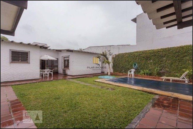 Casa com 04 dormitórios no Bairro Chacara das Pedras Porto Alegre