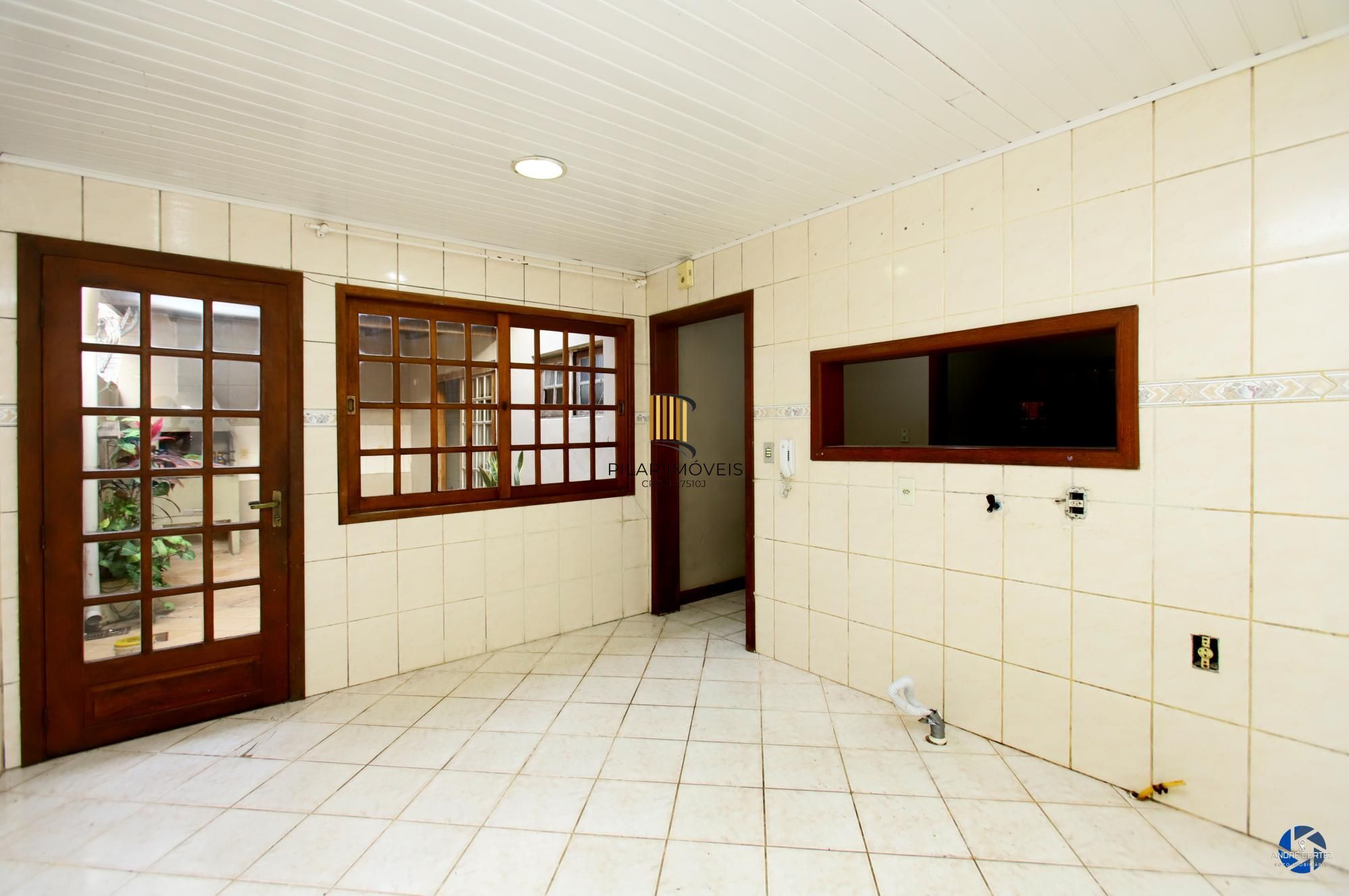 Apartamento térreo , tipo casa, área externa com churrasqueira , 02 dormitórios.