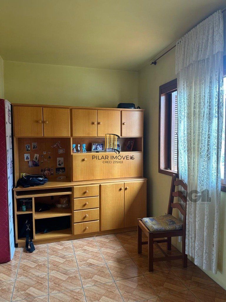 sobrado com 02 dormitórios, living, lavabo, banheiro social,  cozinha com área de serviço e pateo.