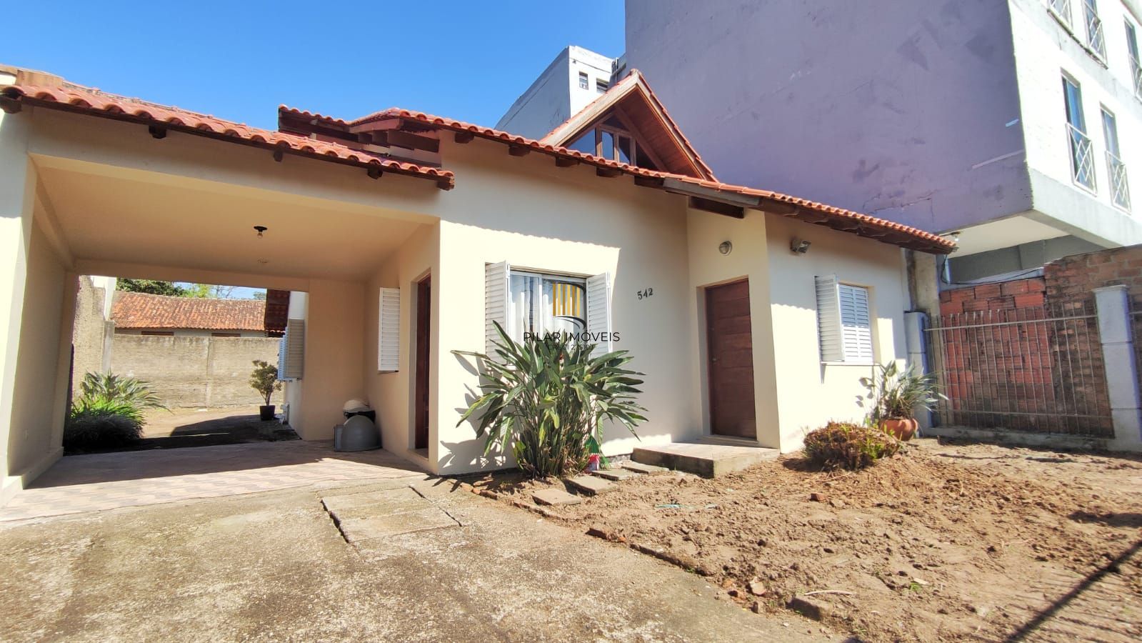 3 Dormitórios, sendo 1 Suíte Master •	Living com Dois Ambientes – no Bairro Alto Petrópolis – Amplo Terreno.