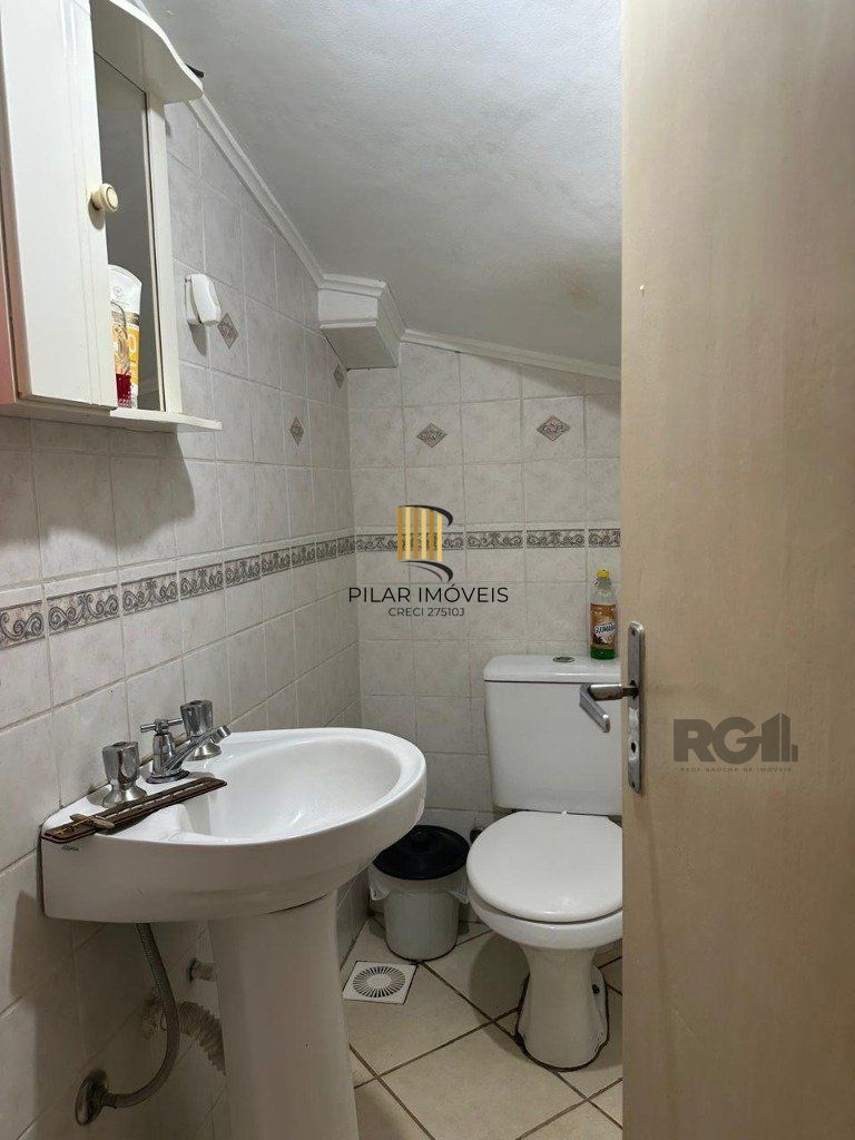 sobrado com 02 dormitórios, living, lavabo, banheiro social,  cozinha com área de serviço e pateo.