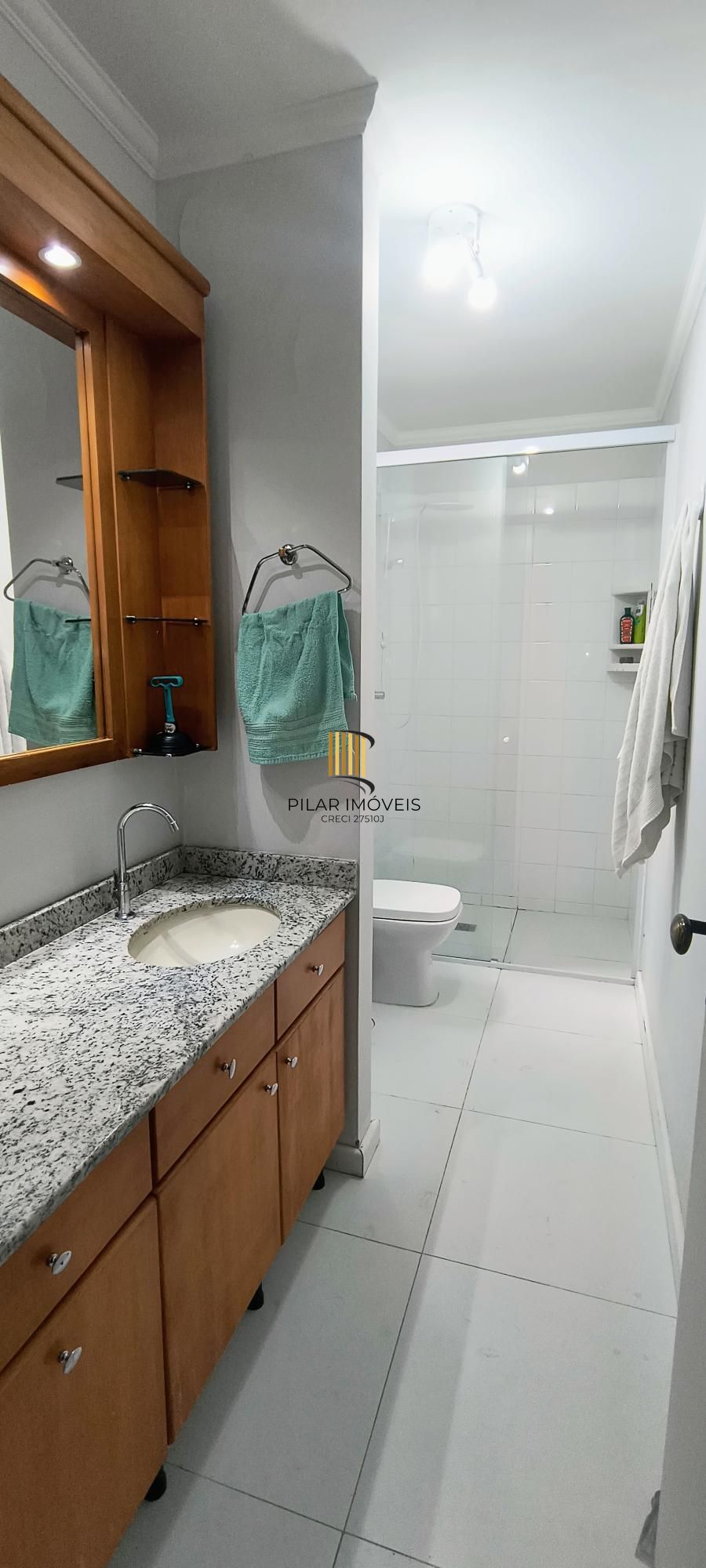 Com área privativa de 120,73 m2, sala com 03 ambientes