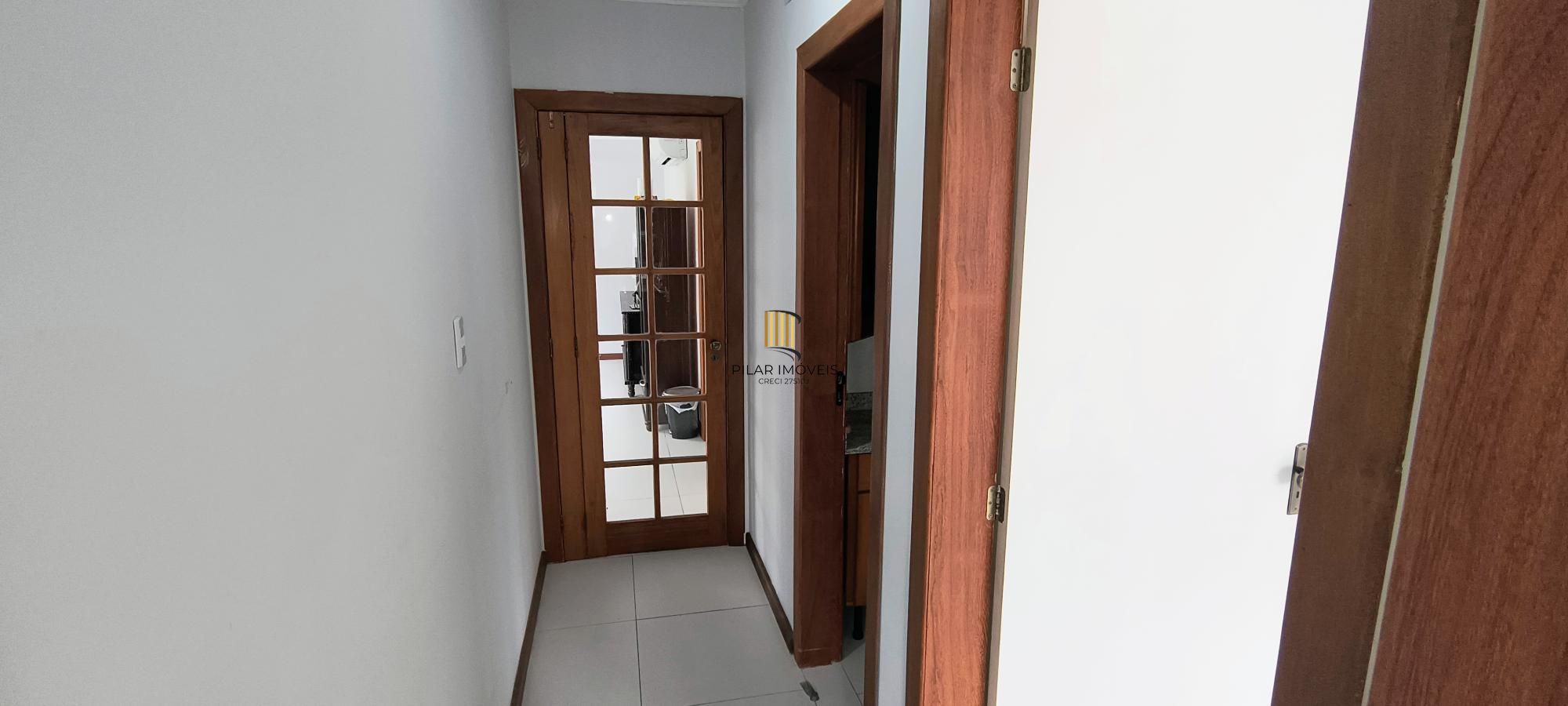 Com área privativa de 120,73 m2, sala com 03 ambientes