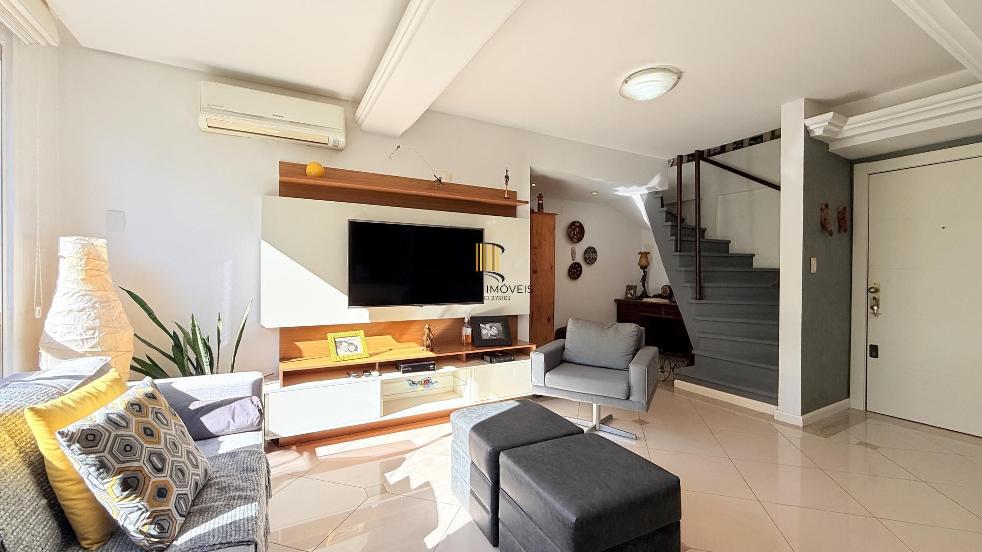 Cobertura Semimobiliada com Vista Panorâmica em Porto Alegre