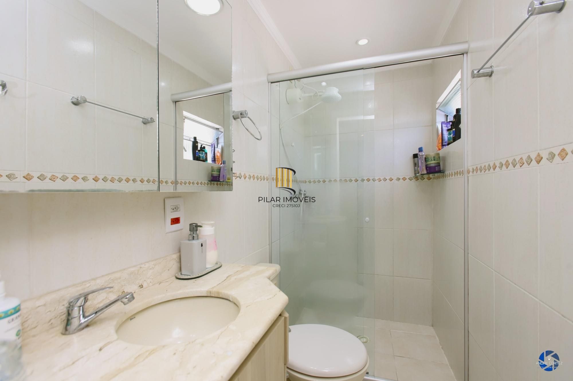 Vende cobertura: Piso inferior:  02 dormitórios, 02 banheiros, living 2 ambientes, cozinha americana.
