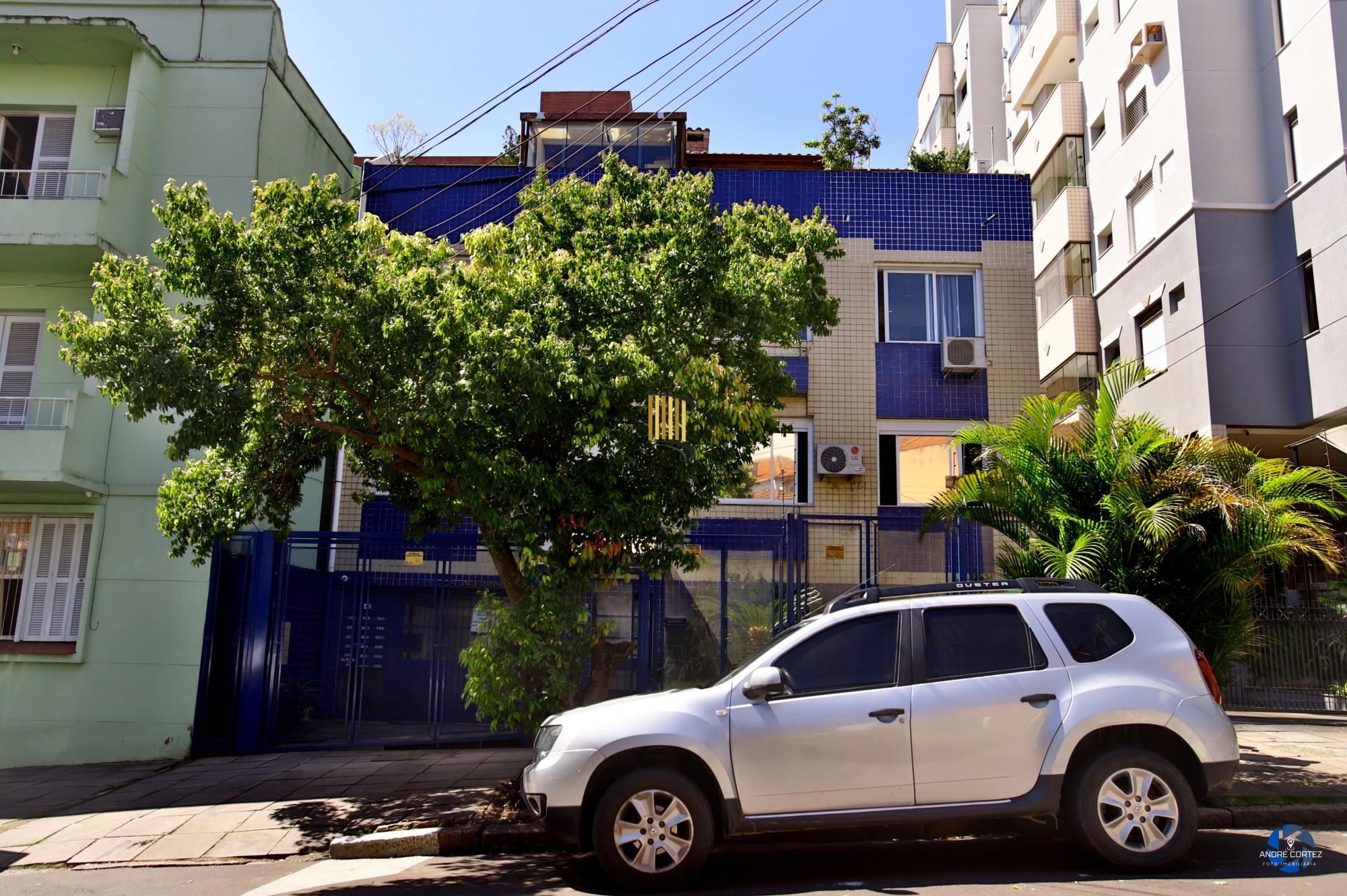 Vende cobertura: Piso inferior:  02 dormitórios, 02 banheiros, living 2 ambientes, cozinha americana.