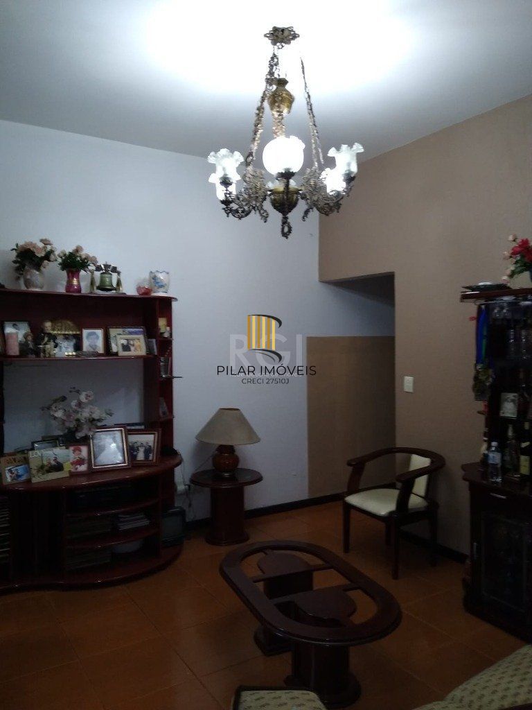 Casa para Venda - 265m², 5 dormitórios, sendo 2 suites, Floresta