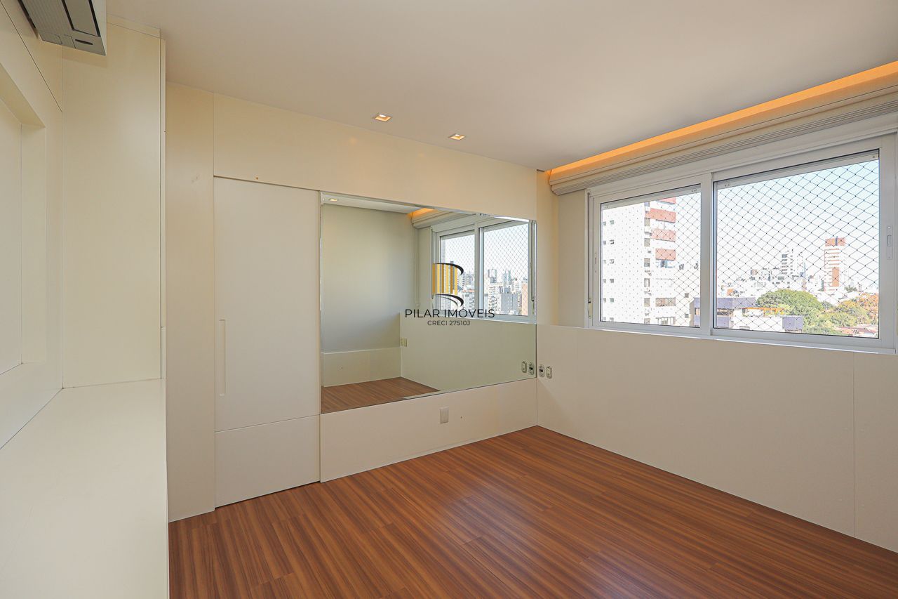 Apartamento de 3 quartos, 3 suítes, com 02 garagens individuais no Bairro Petrópolis, próximo a Encol.