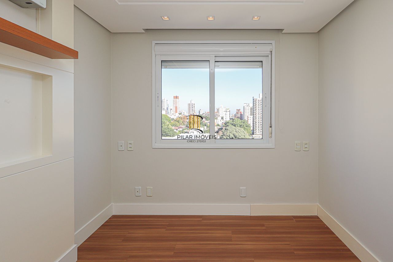 Apartamento de 3 quartos, 3 suítes, com 02 garagens individuais no Bairro Petrópolis, próximo a Encol.