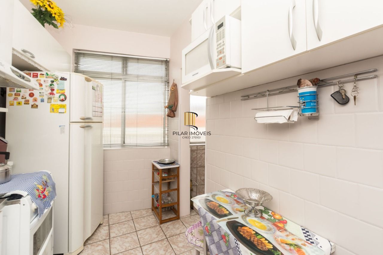 Apartamento semimobiliado com 2 quartos e 2 banheiros no Bairro Floresta