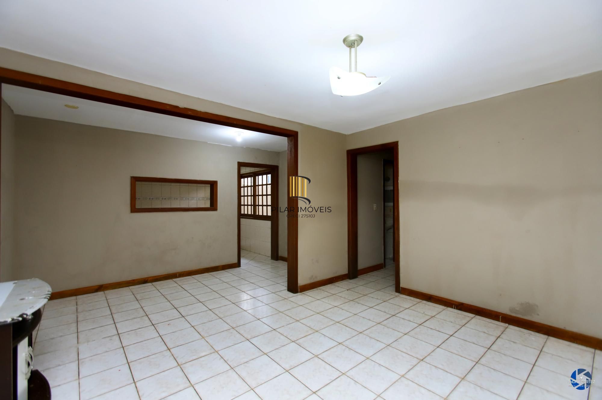 Apartamento térreo , tipo casa, área externa com churrasqueira , 02 dormitórios.