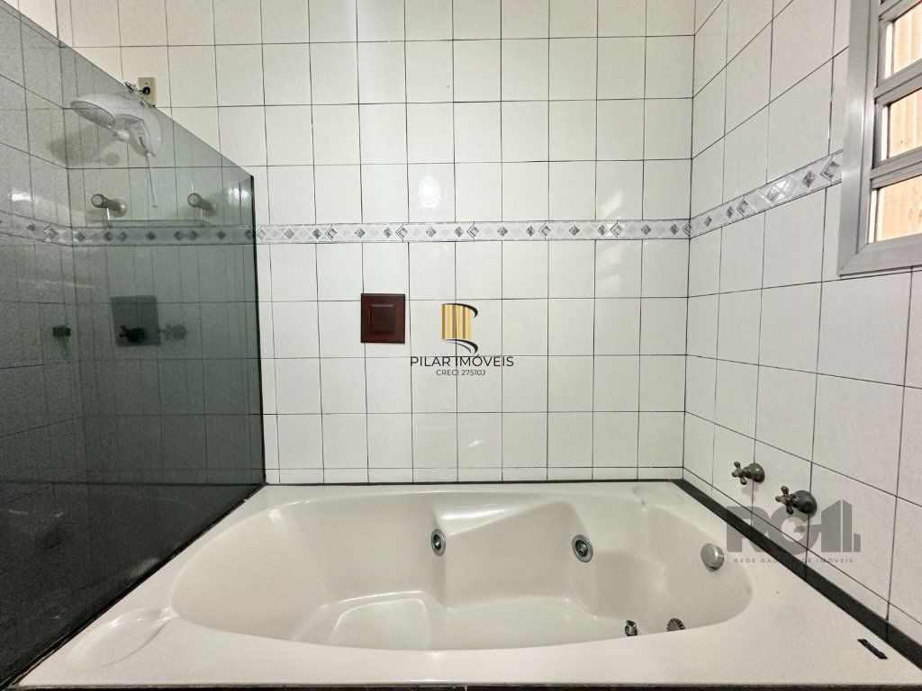 Casa 3 dormitórios no bairro Igara