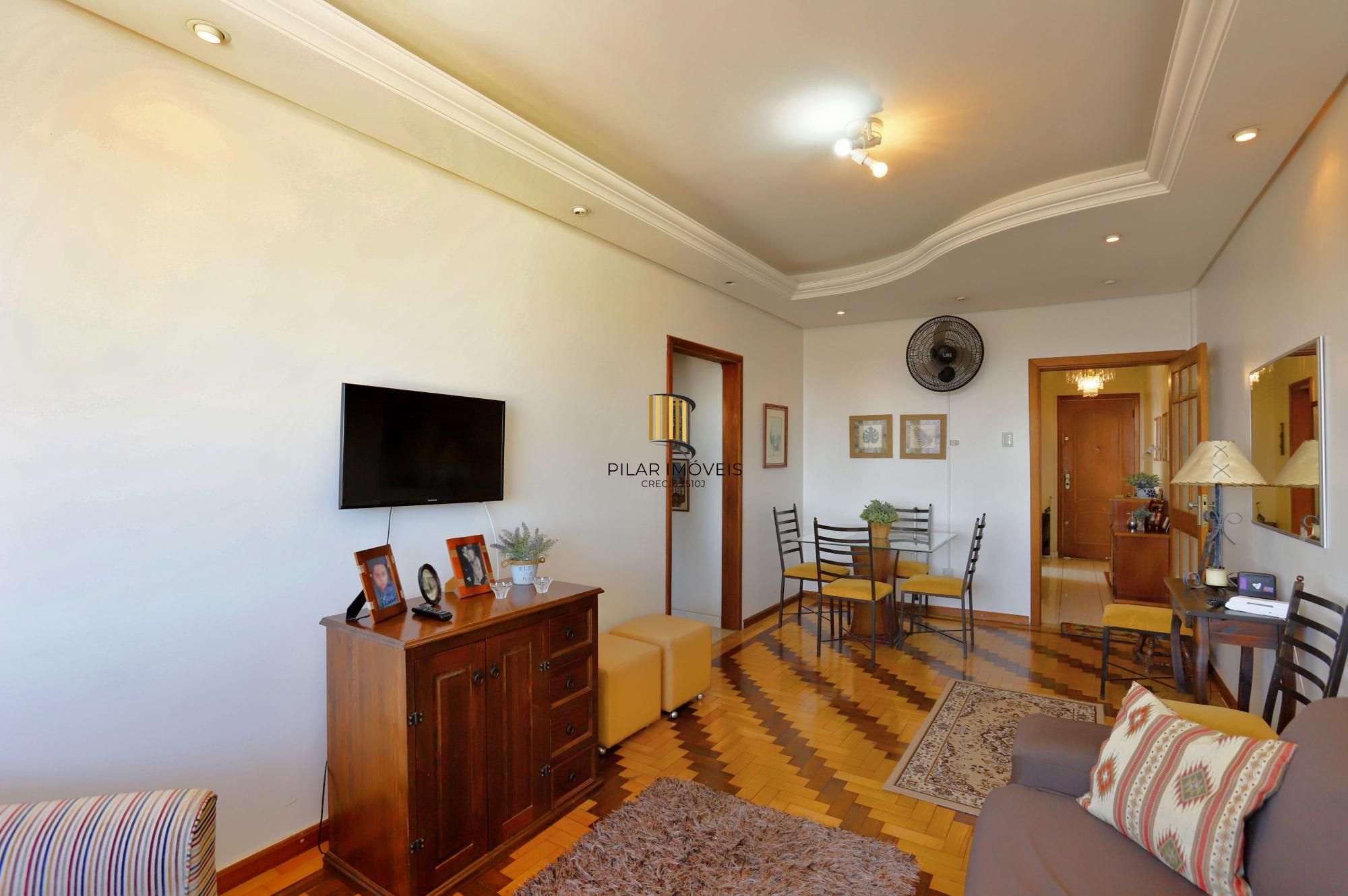 Apartamento super iluminado e arejado,  com hall de entrada , living amplo com 02 ambientes , 02 dormitórios, sendo uma suíte , banheiro  social com ventilação externa e cozinha mobiliada
